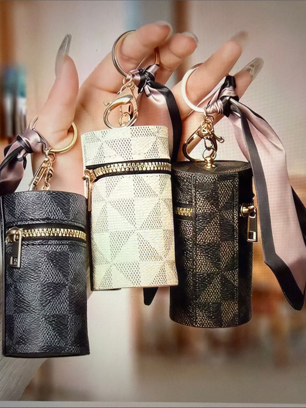 ❣️5|$25❣️Last 1 cream Checkered Lipstick Case Keychain with Scarf Tie - Picture 1 of 4